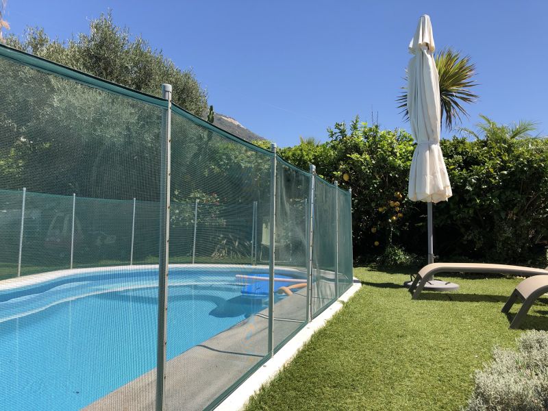 Pet-proof Mesh Fence